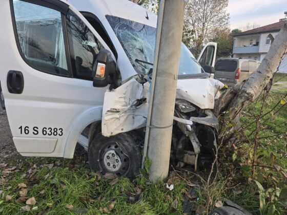 Servis minibüsü hafif ticari araçla çarpıştı