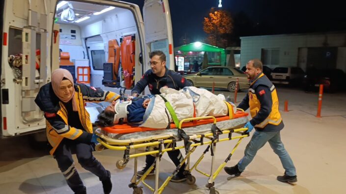 Genç işçi yük asansöründe sıkıştı!