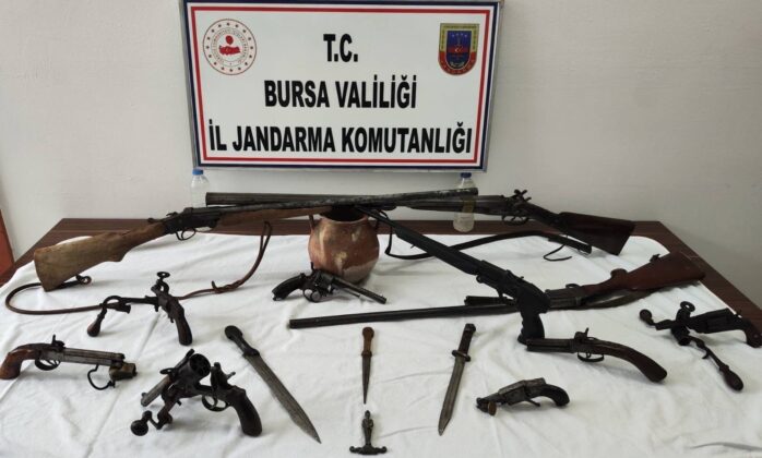 Bursa’da çok sayıda silah ve obje ele geçirildi