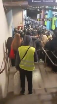 Metro istasyonlarında lodos izdihamı