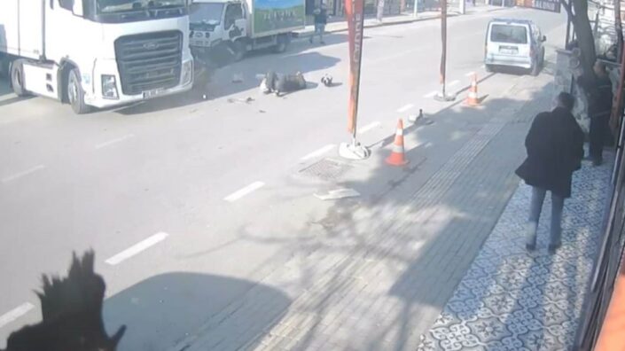 Motokurye TIR’a çarptı!