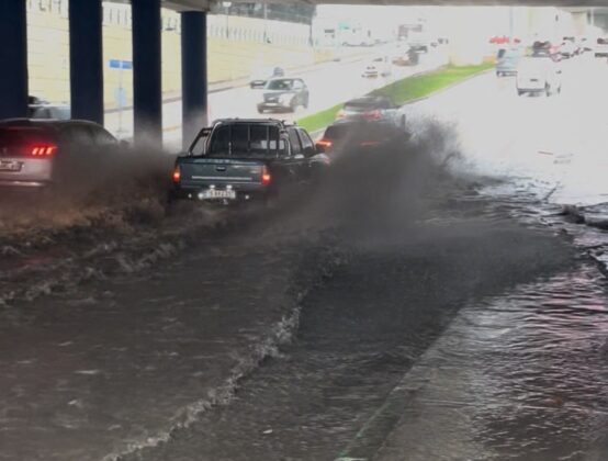 Sağanak yağış caddeleri göle çevirdi