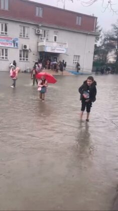 Sağanak yağış nedeniyle okulu su bastı