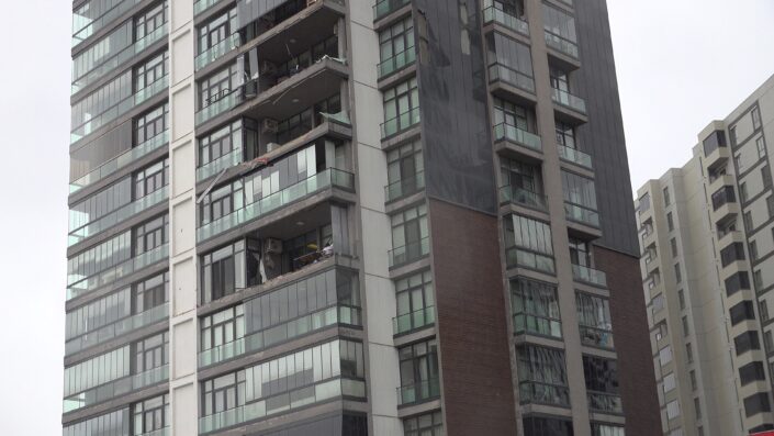 Lodos cam balkonları yerinden söktü