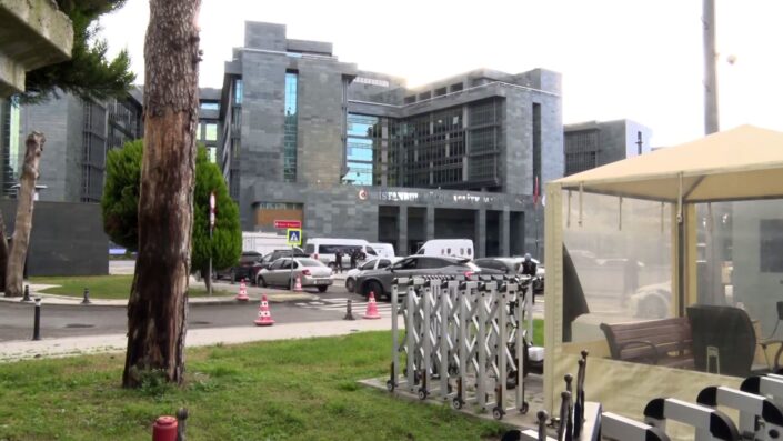 Adliyede silahlı saldırı: Savcı, hakimeyi vurdu