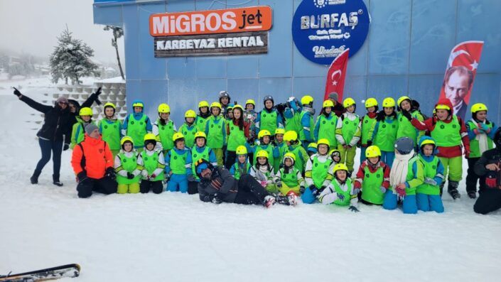 Bursa’da öğrencilerin kayak keyfi
