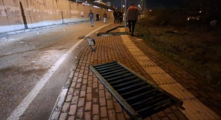 Demir bariyerler araçların üzerine düştü