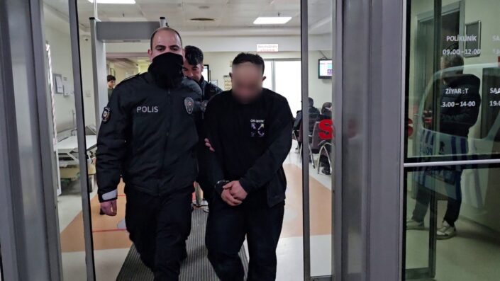 Bekçinin parmağını ısırdı