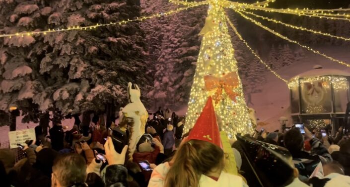 Beyaz zirvede renkli gece