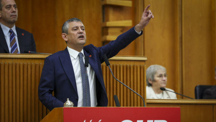 Özgür Özel’den asgari ücret ve emekli maaşlarına eleştiri