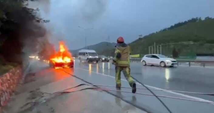 Arıza veren otomobil alev aldı