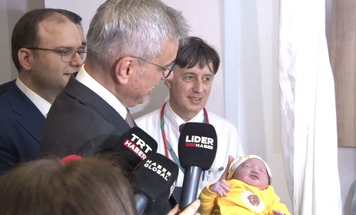 Yeni yılın ilk bebeklerine bakan ziyareti