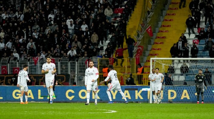 Beşiktaş taraftarından istifa çağrısı