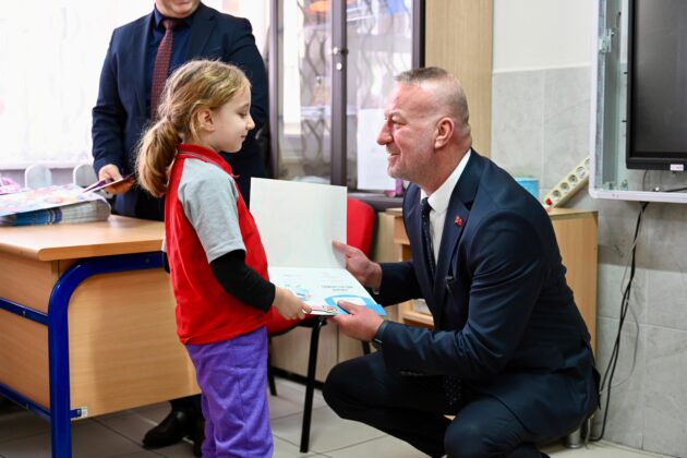 Başkan Karabatı miniklerin karne heyecanına ortak oldu