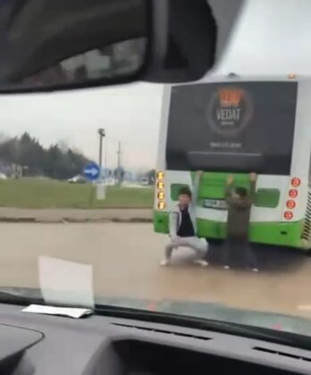 Gençler trafikte tehlike saçtı