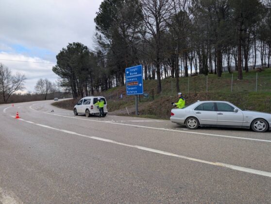 Hafif ticari araç ile otomobil çarpıştı: 2 yaralı