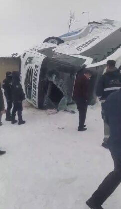 Ağrı’da yolcu otobüsü devrildi