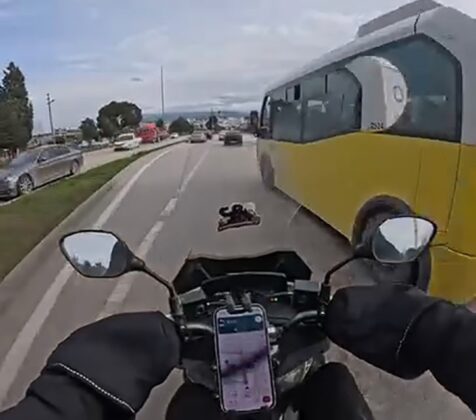 Motosiklet sürücüsü zor anlar yaşadı