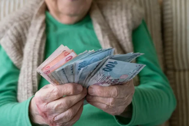 Maaş ve ikramiyeler bayram öncesi hesaplarda!