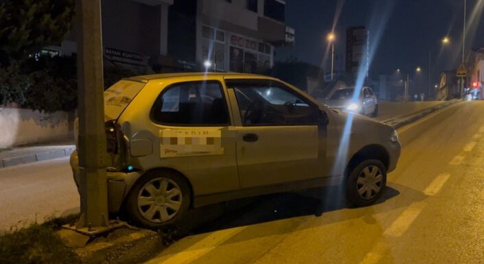Geri kaçan otomobil direğe çarparak durabildi