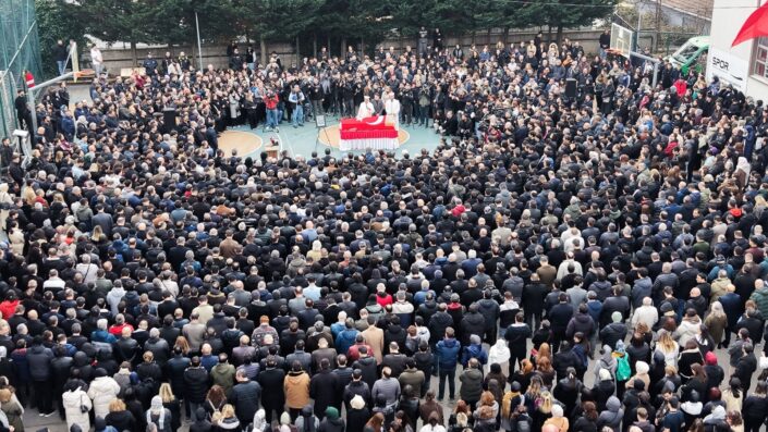 Fatma Nur öğretmene gözyaşlarıyla veda