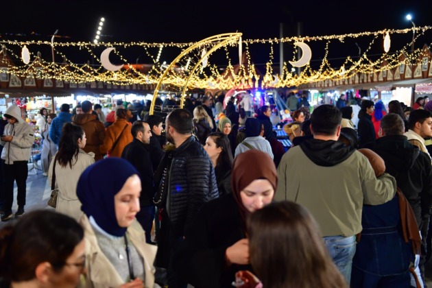 Ramazan coşkusu Osmangazi Meydanı’nda sürüyor