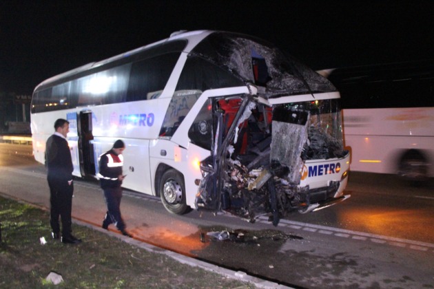 Yolcu otobüsü ile tır çarpıştı!