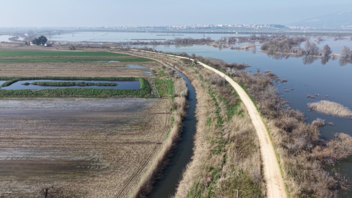 Karacabey’de çiftçiler suların çekilmesini bekliyor