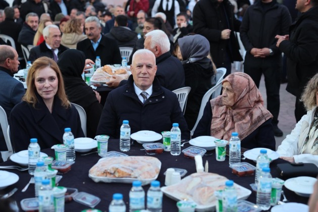 Başkan Bozbey komşularıyla iftar yaptı