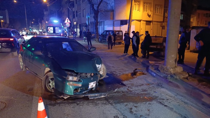 Kontrolden çıktı, direğe çarptı