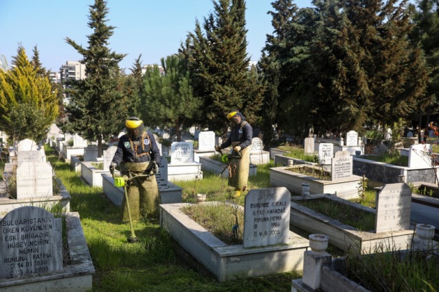 Bursa’da şehitlik ve mezarlıklar bayrama hazır