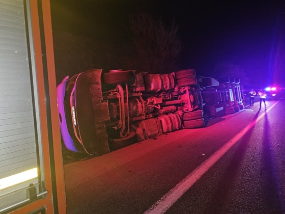 Kontrolden çıkan tır devrildi