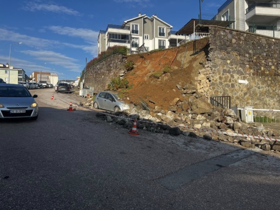 Mudanya’da istinat duvarı çöktü