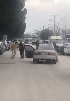 Yol ortasında yumruklu kavga