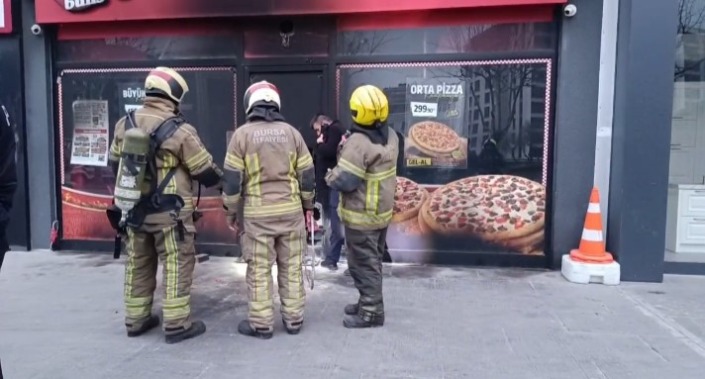 Pizza zincirine ait iki şube kundaklandı!