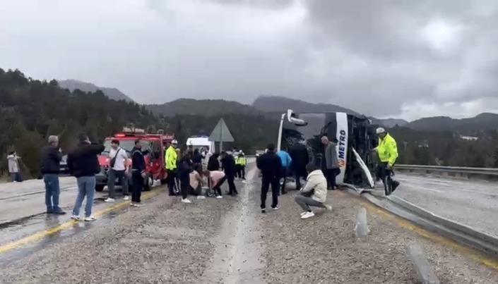 Kontrolden çıkan yolcu otobüsü devrildi