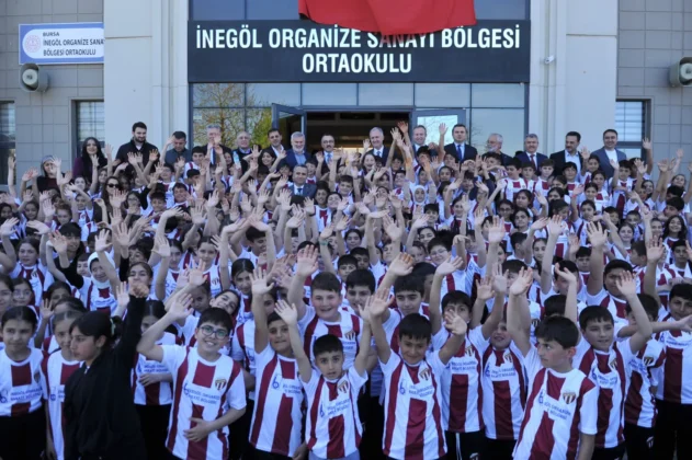 1.100 öğrenciye İnegölspor forması dağıtıldı