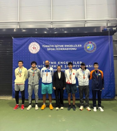 Osmangazi’nin şampiyon raketlerinden önemli başarı