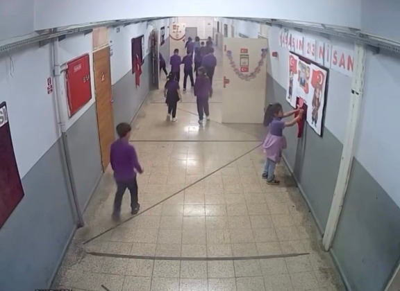 İnegöl’de öğrencilerden bayrağa saygı dersi