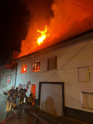 Yalnız yaşadığı evde yanarak can verdi