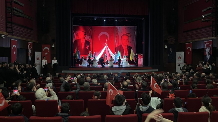 Bursa’da 23 Nisan coşkusu salona sığmadı