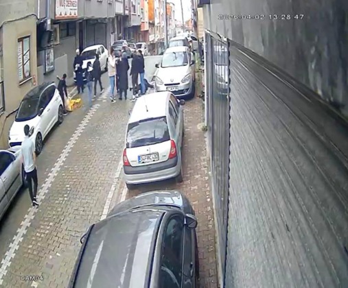 Kadını sokak ortasında bayılana kadar dövdüler!