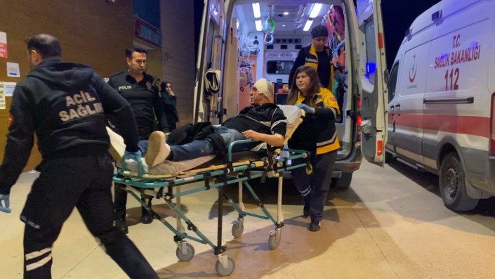 Kavgada 3 kişi sopalarla darp edildi