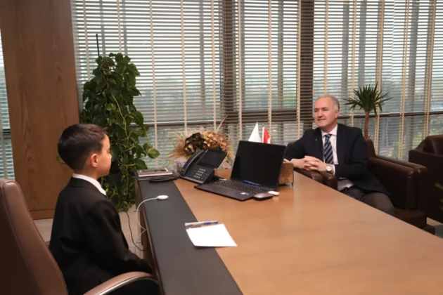 Başkan Taban koltuğunu Umut Alp Yiğit’e bıraktı