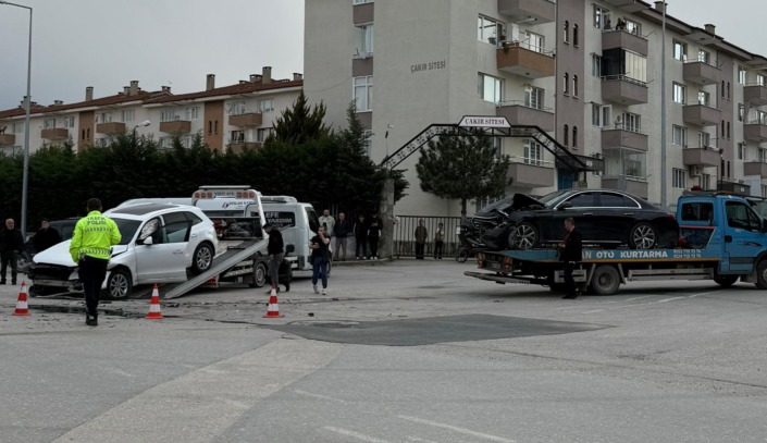 Kontrolsüz kavşakta kaza: 2 kişi yaralandı