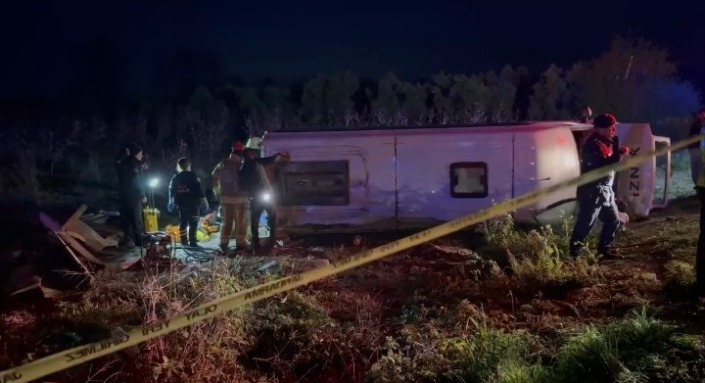 Kontrolden çıkan yolcu minibüsü devrildi!