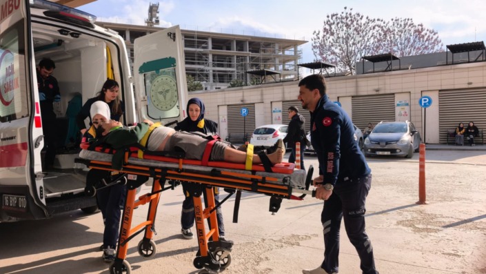 Motosiklet ile bisiklet çarpıştı: 3 kişi yaralandı