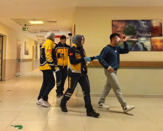 Kesim makinesinden fırlayan parça işçinin gözüne saplandı!