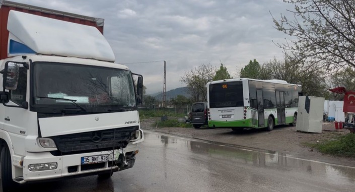 Otobüs ve kamyon çarpıştı: 2 kişi yaralandı