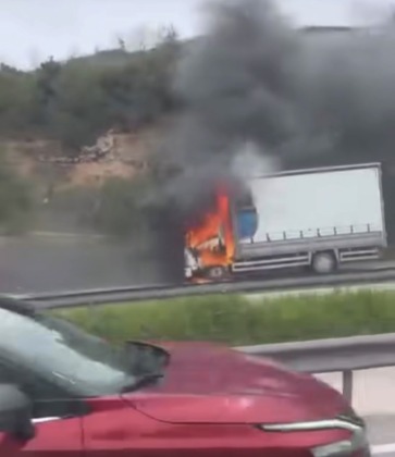 Seyir halindeki kamyon alev aldı